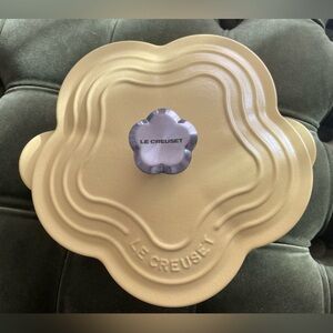 Le Creuset Rare Mimosa Shallow Fafa w/Flower Knob - NIB